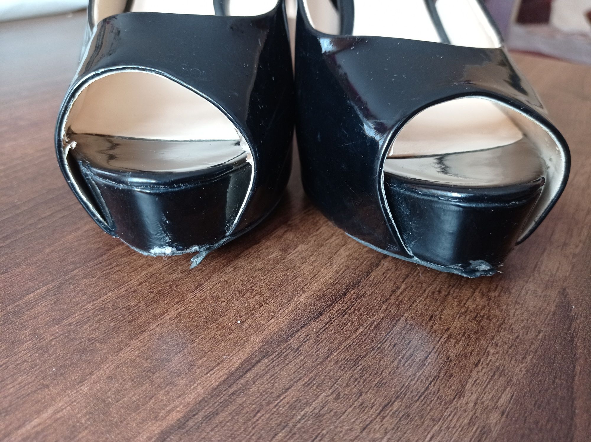 Szpulki damskie lakierowane, czarne Guess