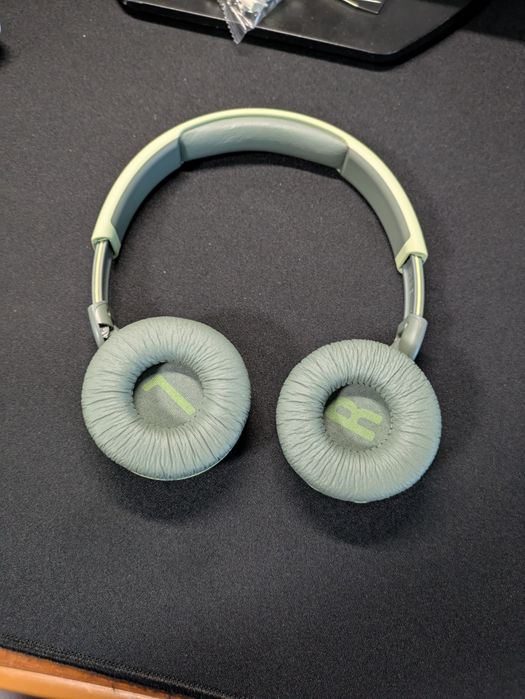 Навушники JBL JR310BT,користувався не довго практично нові