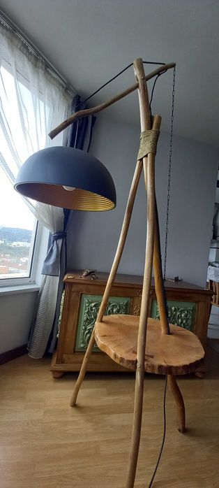 Mesa rustica exclusiva com candieiro.