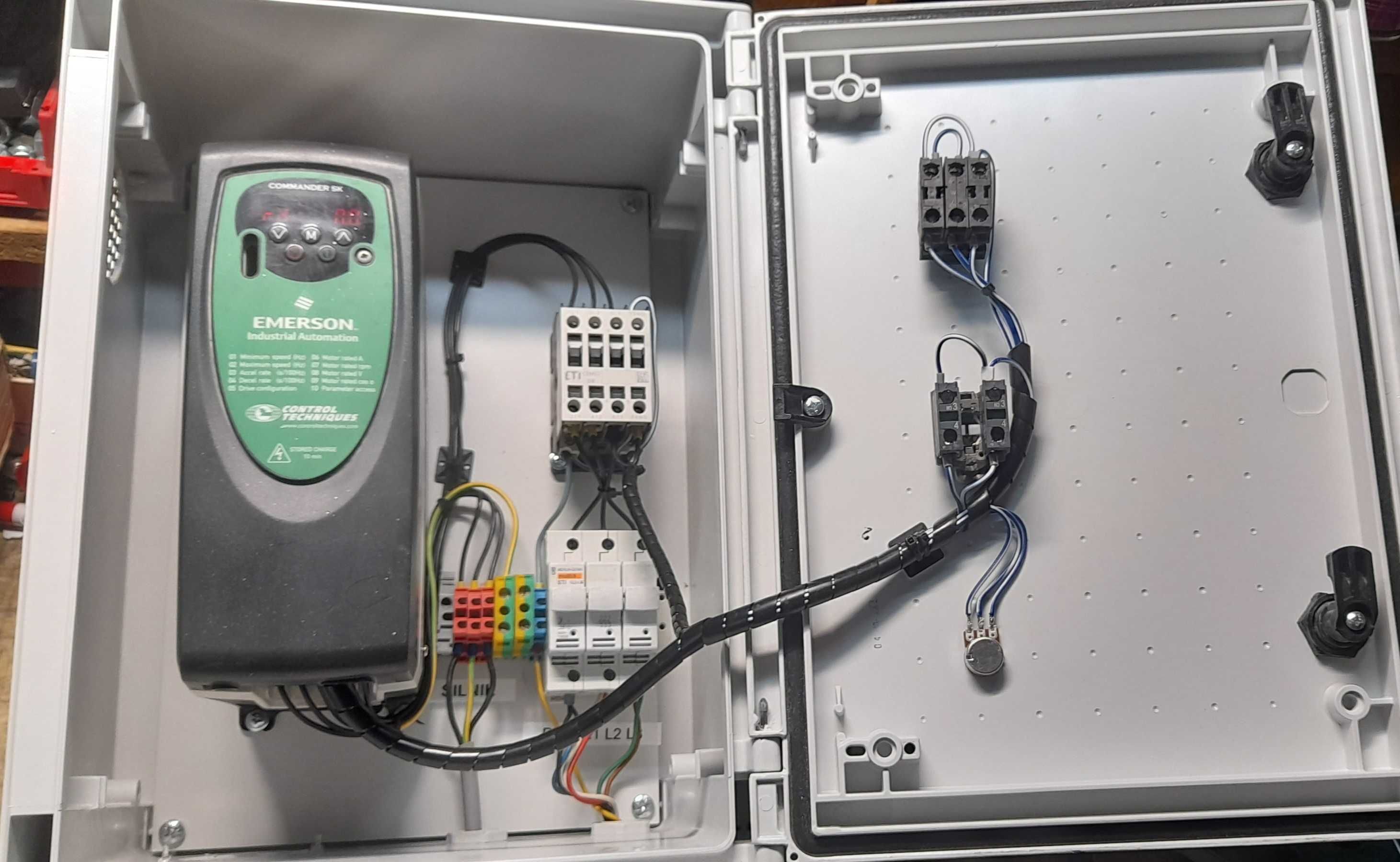 Falownik Emerson 2,2 kW 400V  skrzynka i kpl.sterowanie