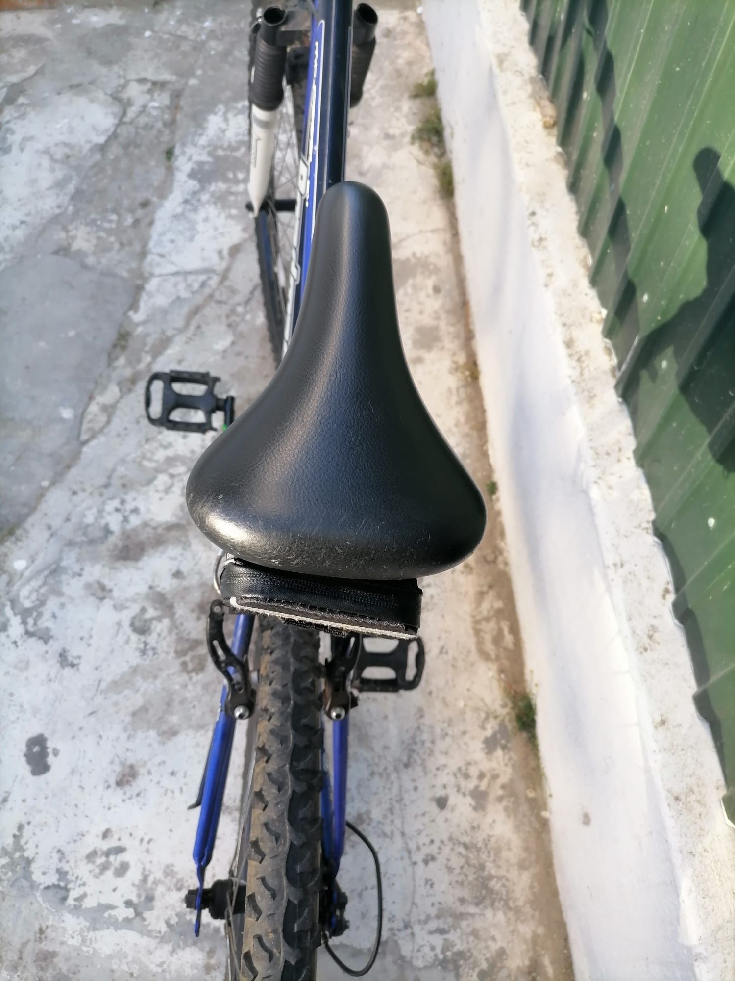 Bicicleta com suspensão à frente