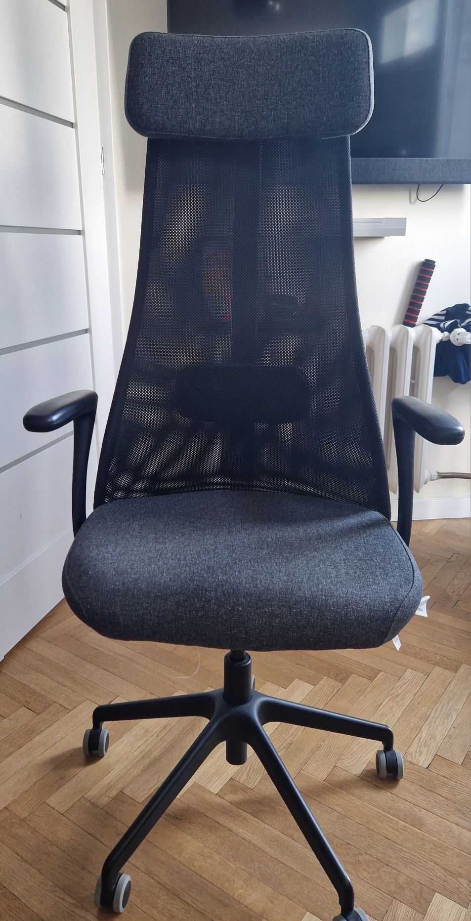 Krzesło biurowe z podłokietnikami, ciemnoszary, Ikea JÄRVFJÄLLET
