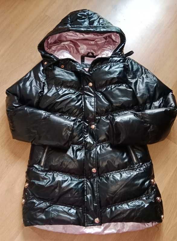 Czarna pikowana kurtka z kapturem