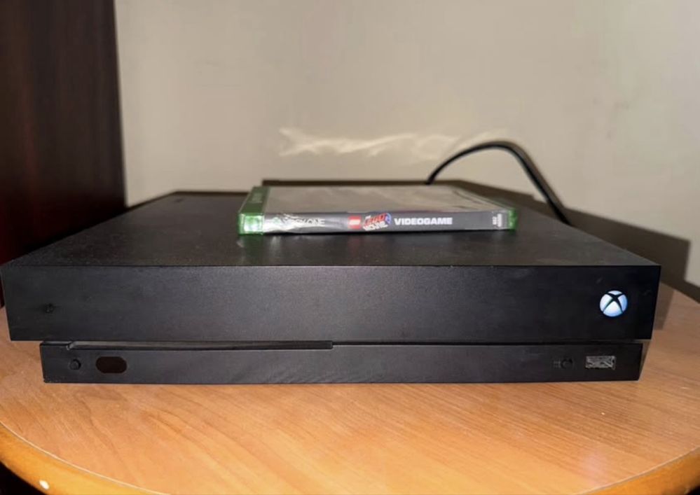 Xbox One X 1TB 2 Pady