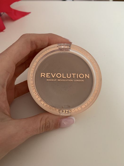 Bronzer w kremie Revolution Light