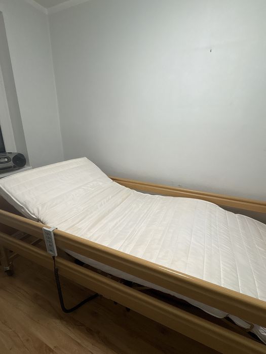 Łóżko rehabilitacyjne z materacem przeciwodleżynowym