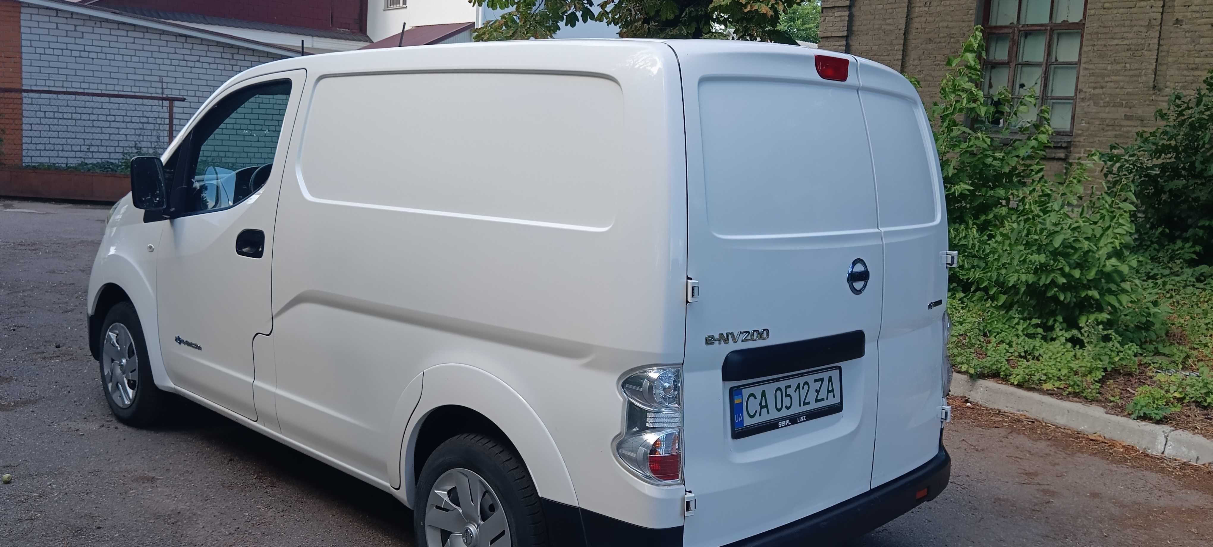 Продам Nissan eNV 200