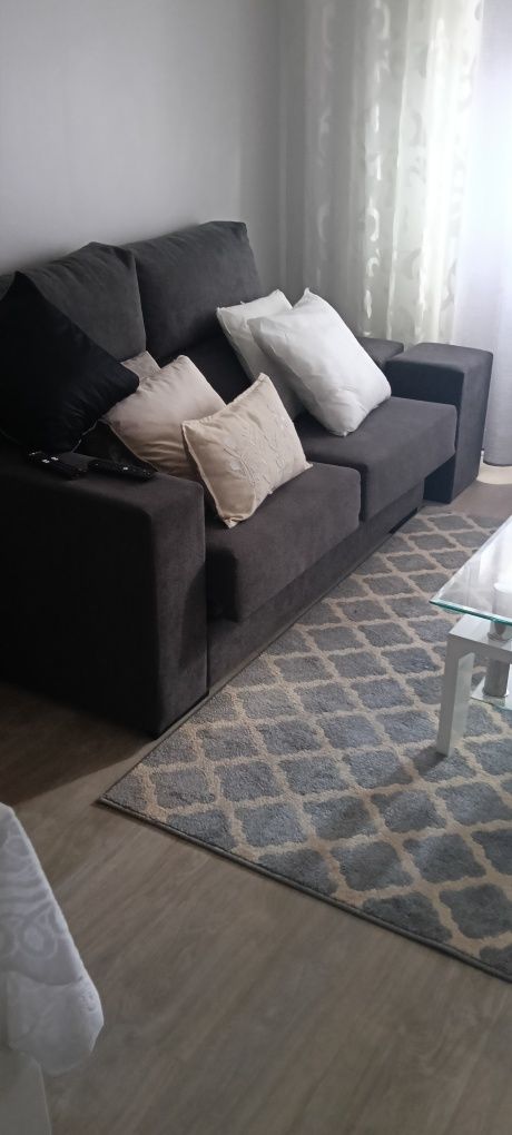 Vendo móveis de sala mesa é tapetes