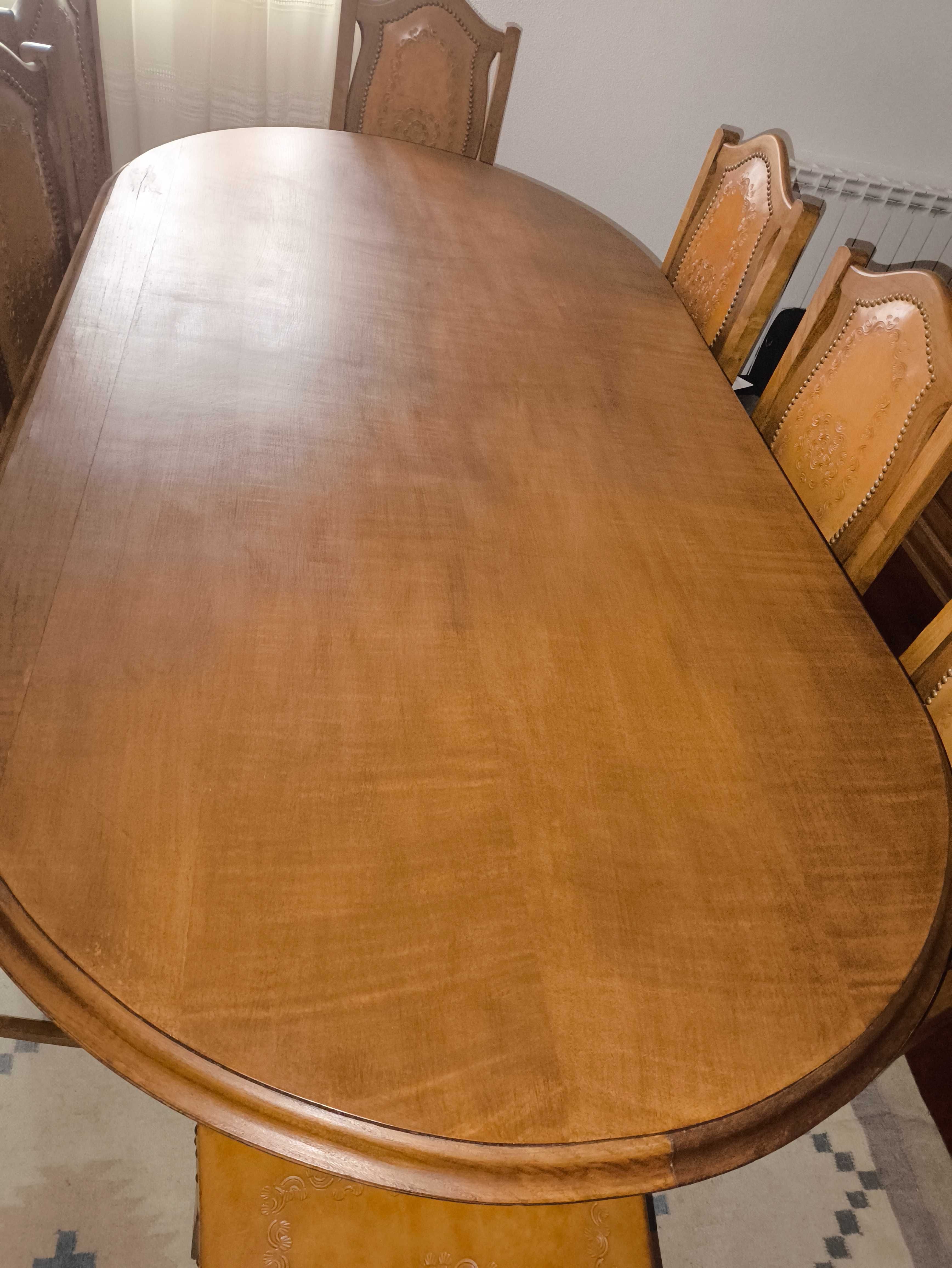 Sala de jantar em Castanho