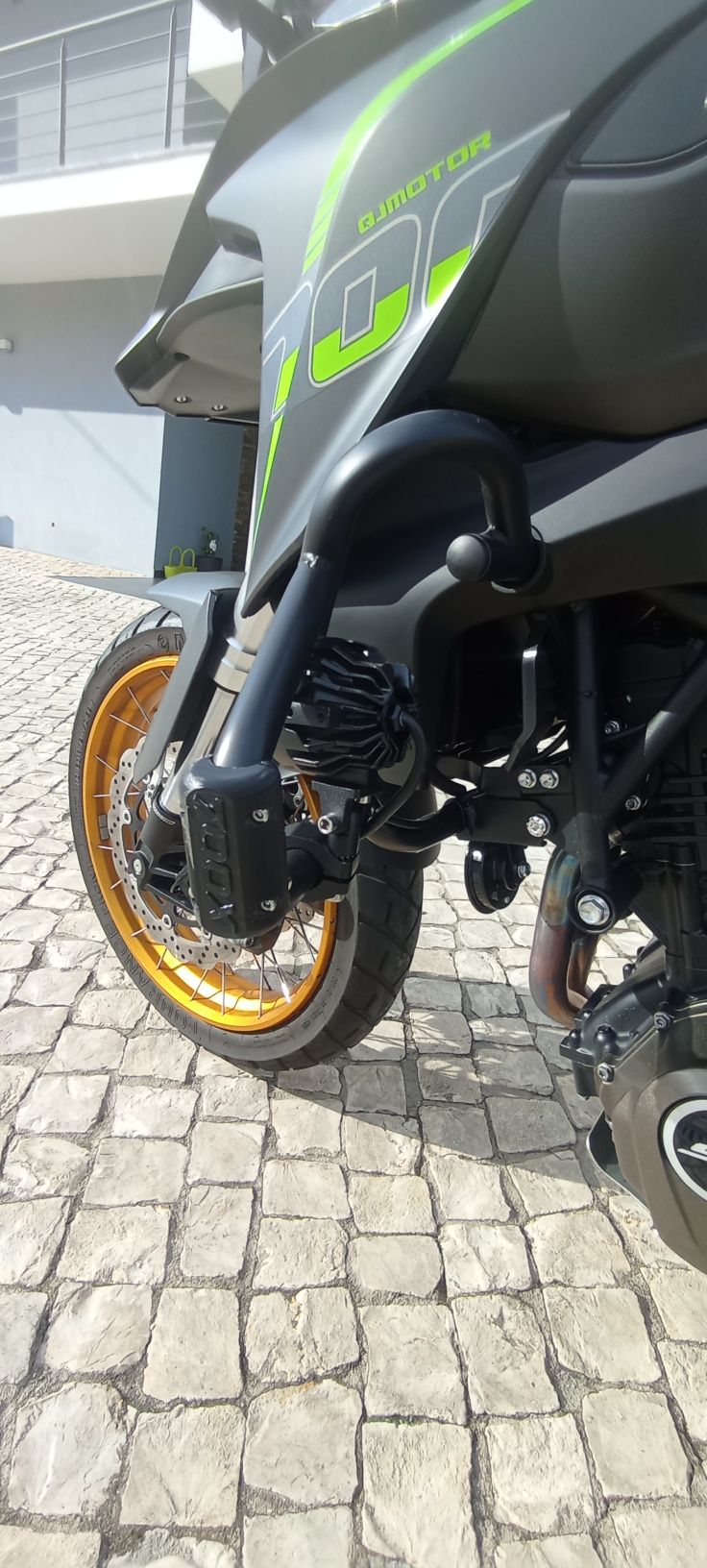 QJMotor SRT 700 x