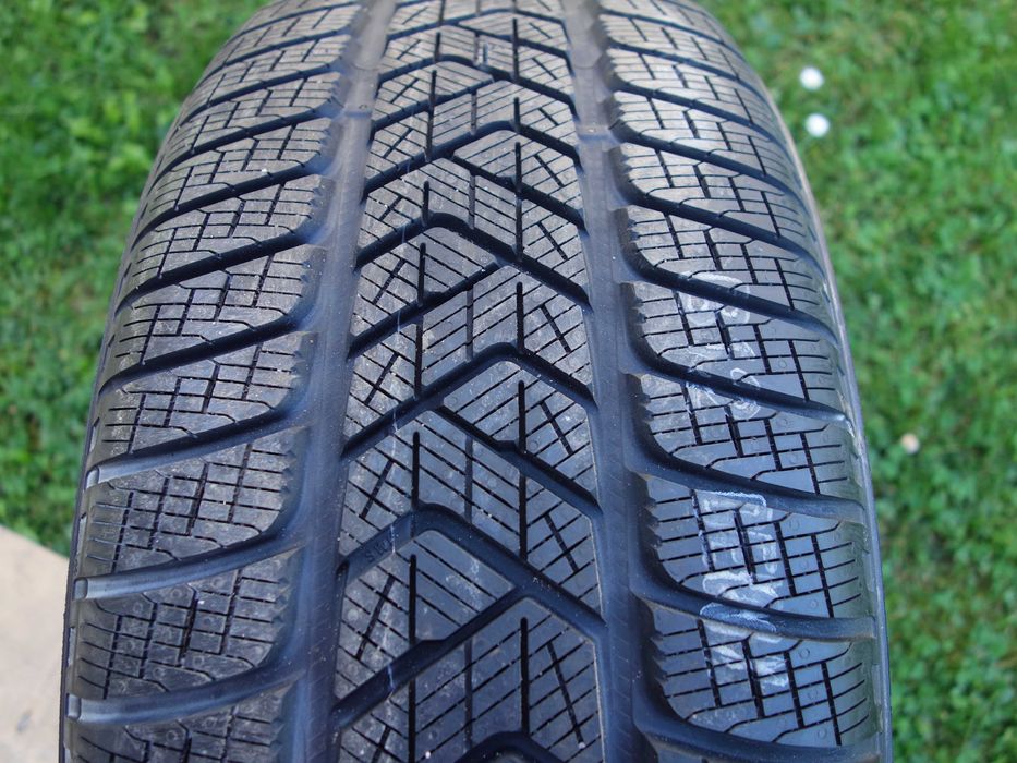 Opona PIRELLI SCORPION WINTER 235/55/18 1 Sztuka Nowa