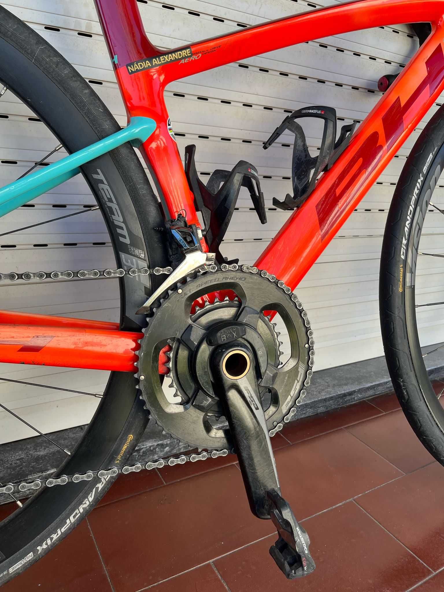 Bicicleta de estrada em carbono BH G8 7.0 Disc