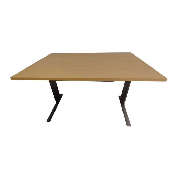 Secretárias com tampo folheado e estrutura em ferro