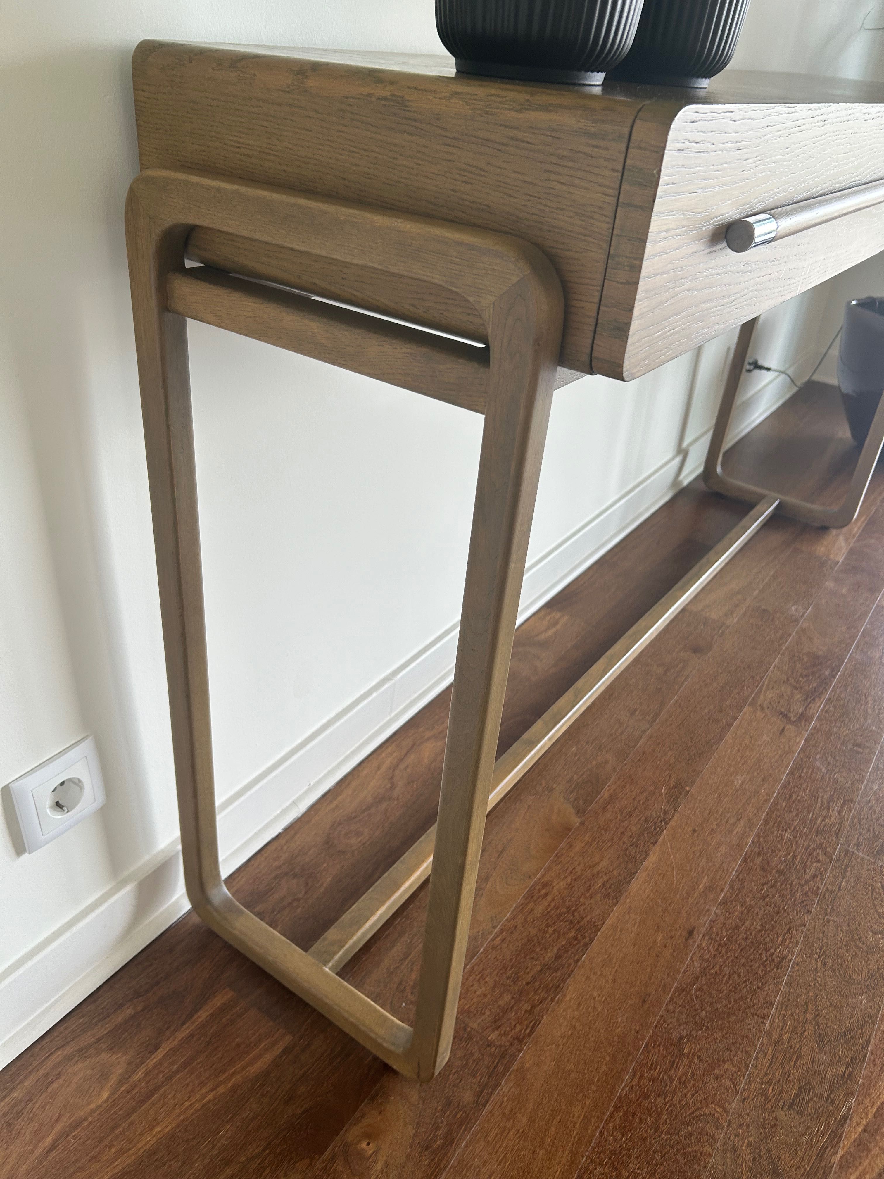 Consola com design moderno