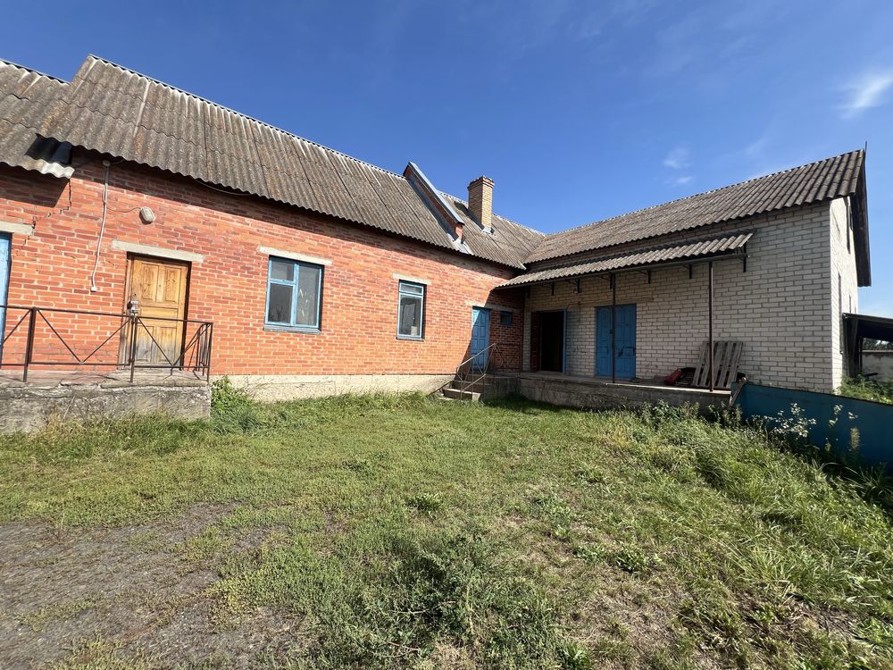 Продається комплекс приміщень в селі Бугрин
