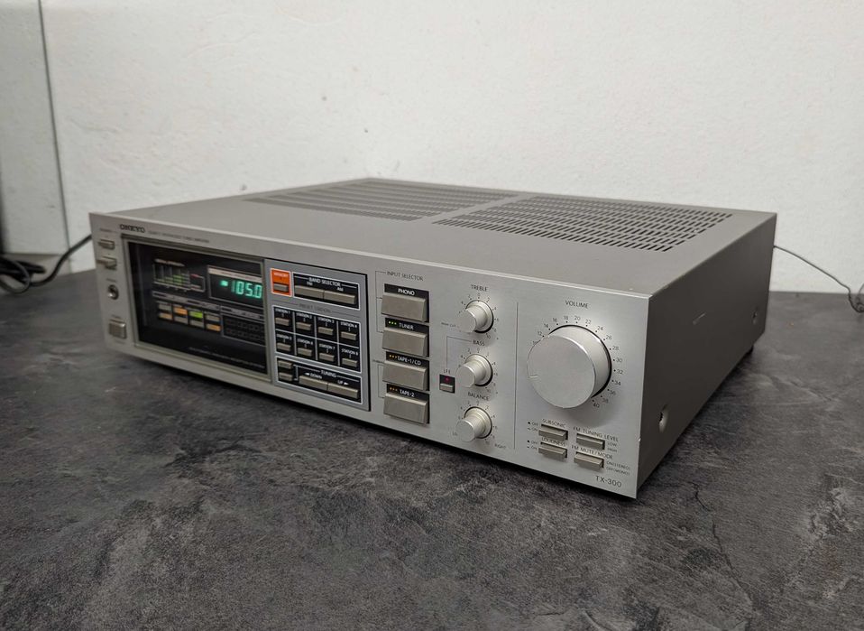Cтерео ресивер Onkyo TX-300.