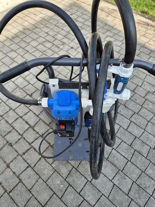 Wózek z pompą do transportu beczek