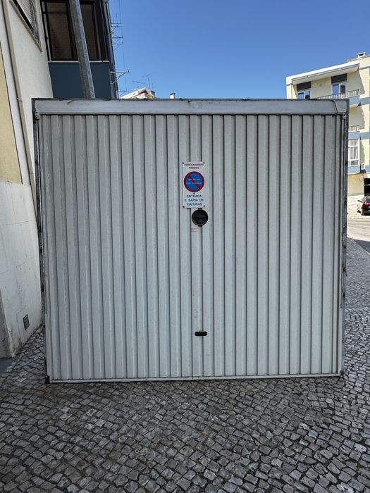 Portao de garagem muito bom estado