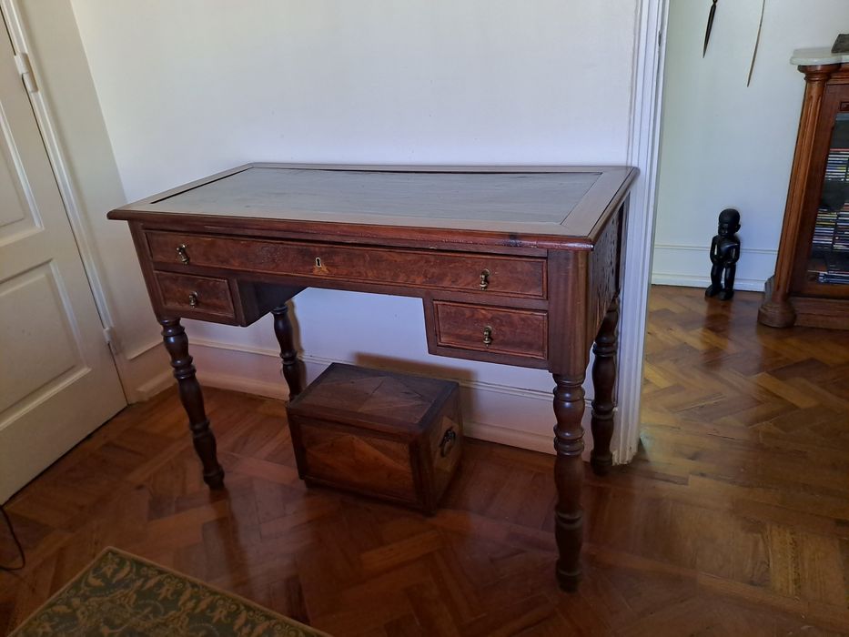 Secretaria antiga em madeira e tapo em pele