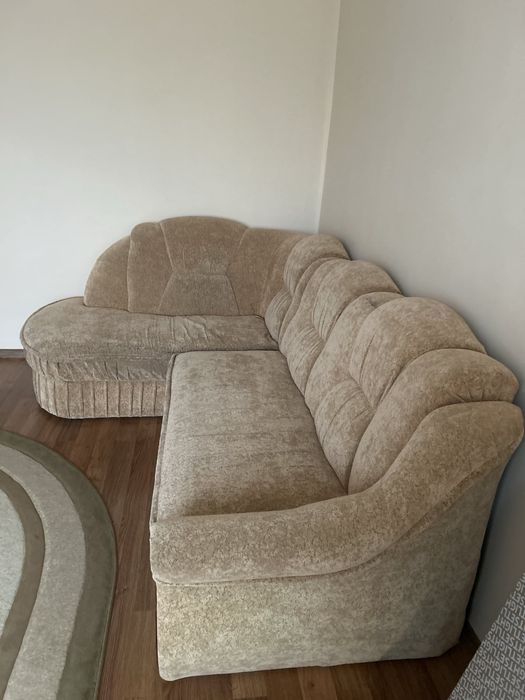 Гарний кутовий диванчик