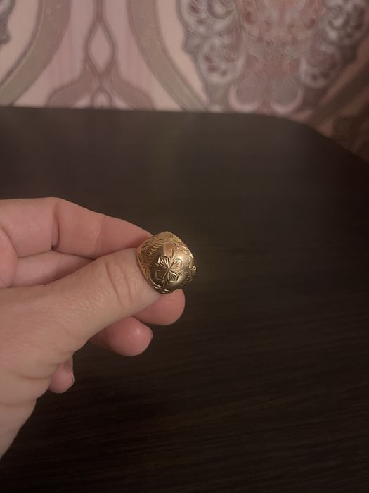 Золота каблучка ручної роботи