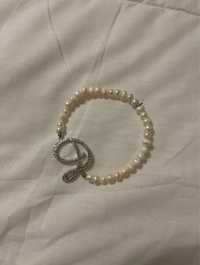 Pulseira de prata com perolas com a letra “D”