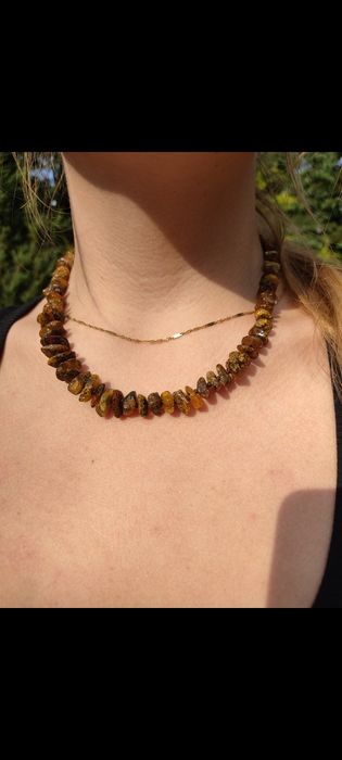 Naszyjnik z naturalnych bursztynów  w kolorze bagiennej zieleni długoś
