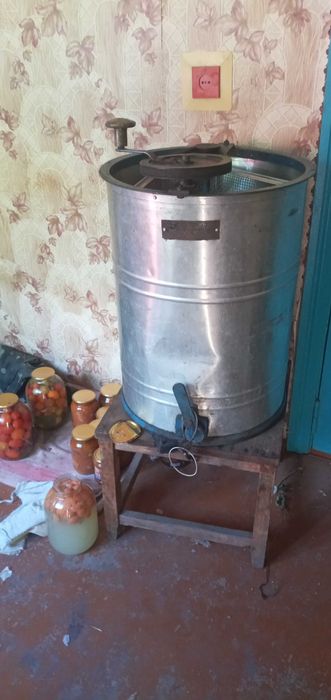 Продам 3-рамкову медогонку та вулики лежаки