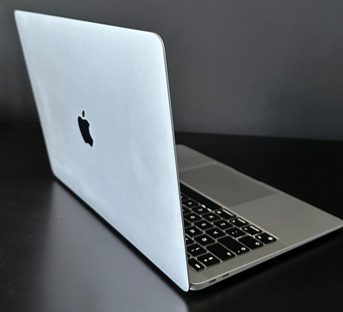 Laptop Apple MacBook Air M1 13,3” RAM 16 GB Dysk SSD 256 GB etui Thule