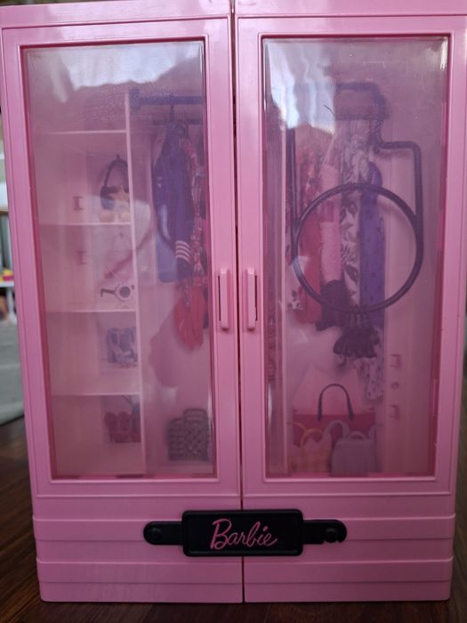 Barbie szafa z akcesoriami i odzieżą.