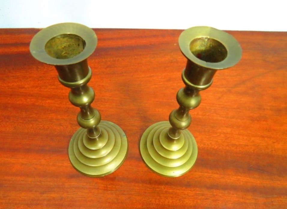 Par de castiçais em metal dourado.