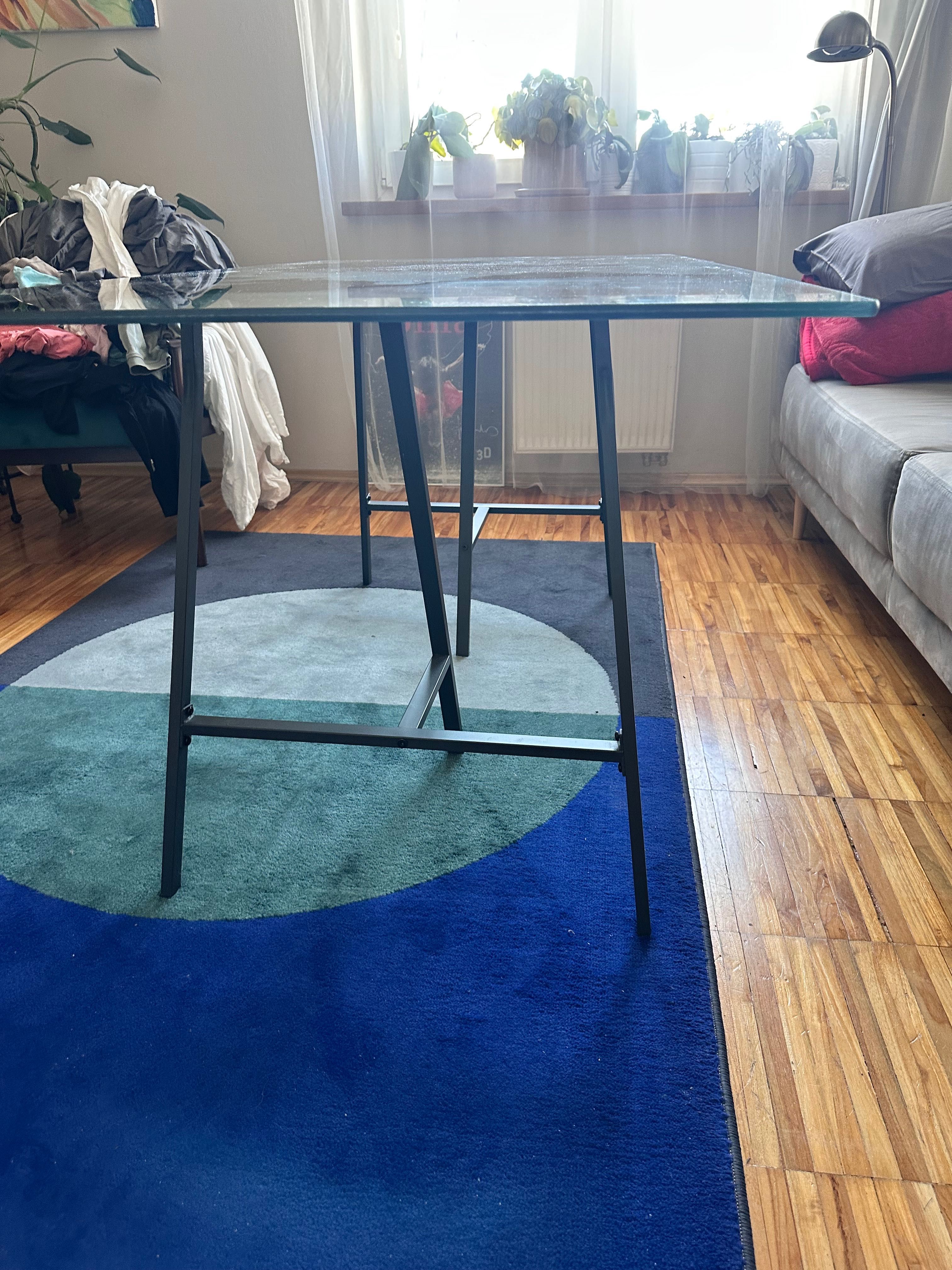 Szklane biurko IKEA