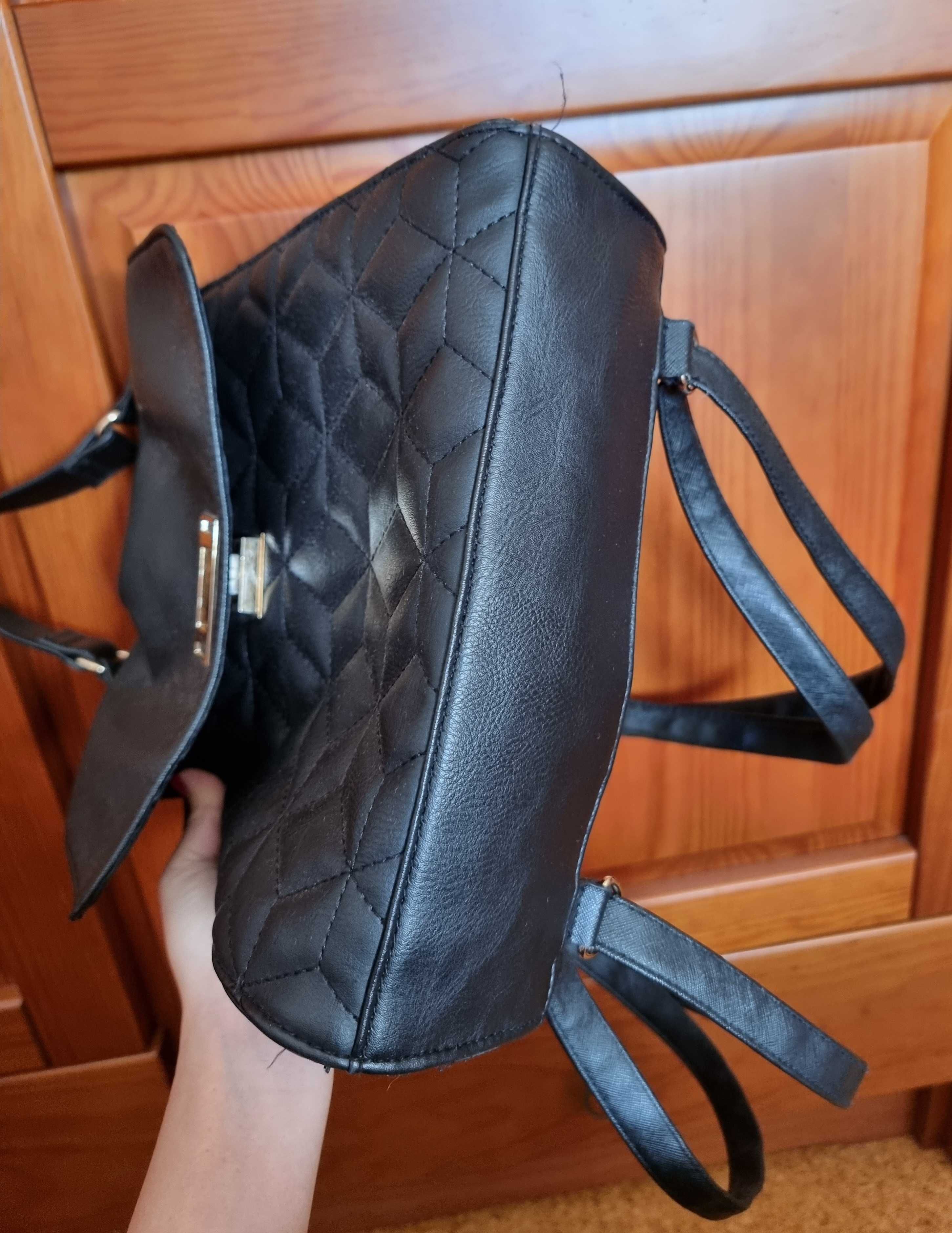 Mochila preta com detalhes dourados Primark