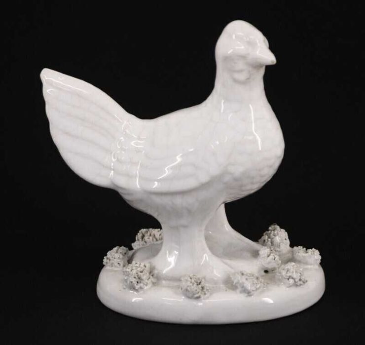 Pequena galinha em faiança da fábrica Pereiras