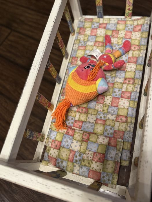 Деревʼяне ліжко для ляльки.