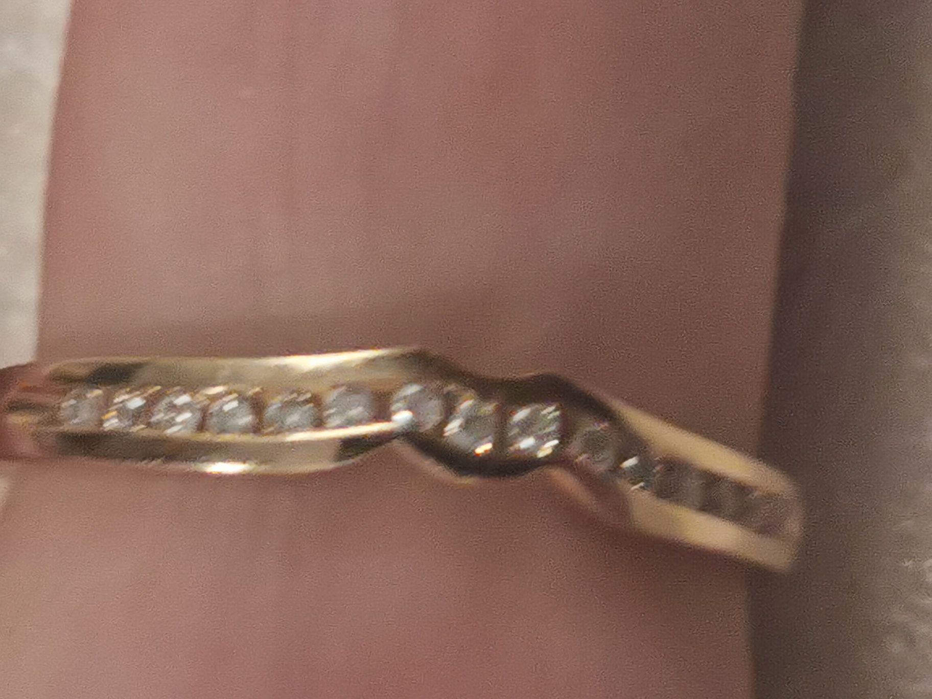 Złoty pierścionek wysadzany brylantami ok. 0.25 ct
