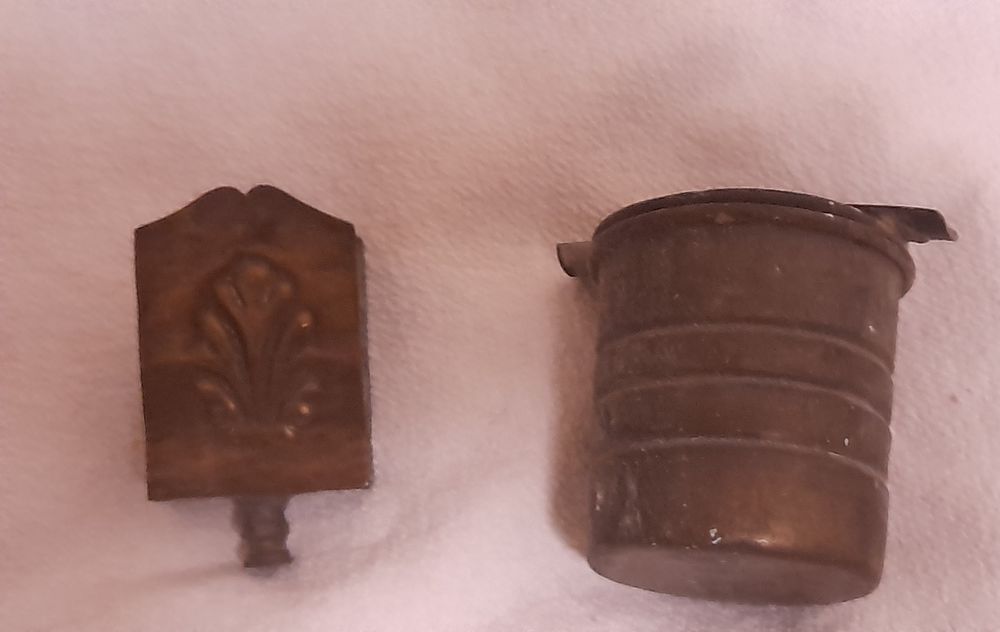 Cinzeiro de pé alto muito antigo em latão 
É um objeto de design b