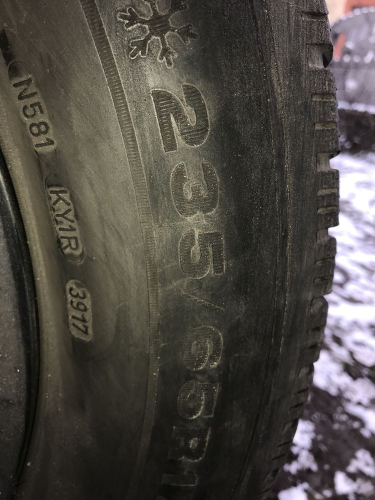Продам ризіну, зимову 235/65R17