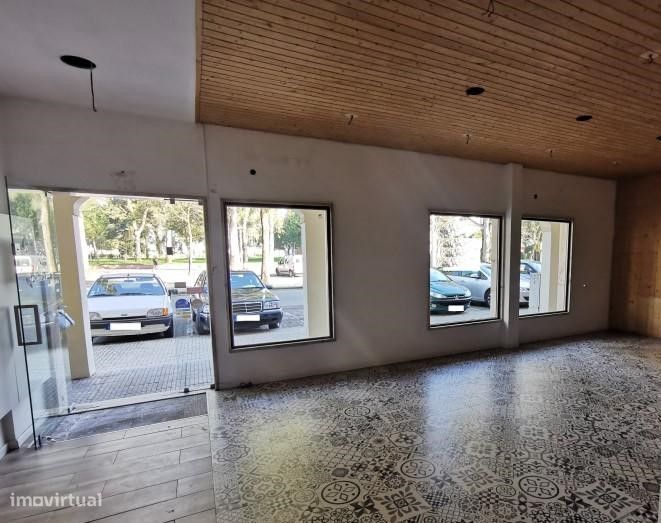 Loja na Zona Norte de Almeirim com possibilidade de esplanada