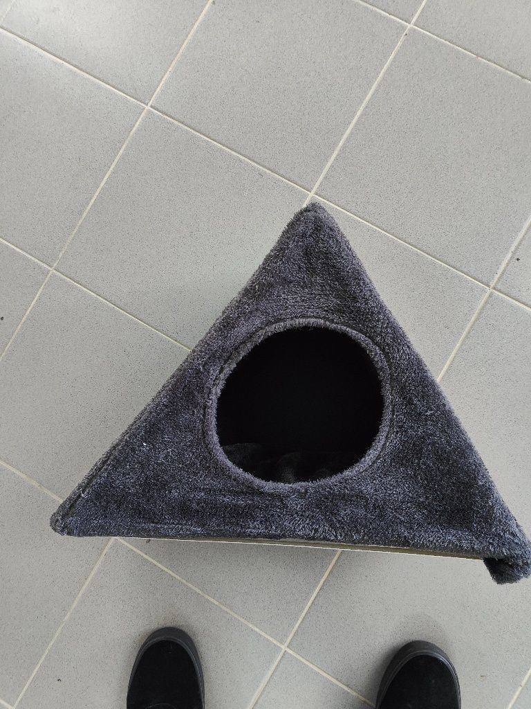 Arranhador e casinha para gato. Como novo.