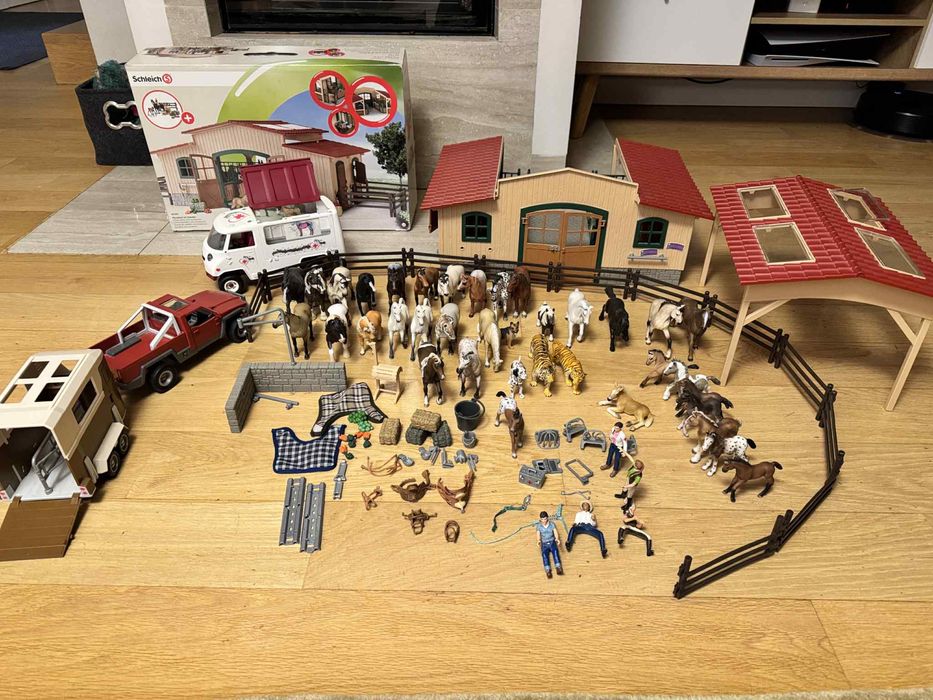 Duży zestaw Schleich stajnia karetka konie koniki