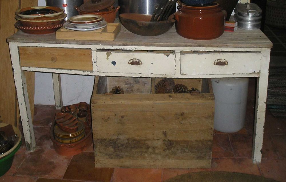 Mesa de cozinha de madeira muito antiga com 3 gavetas