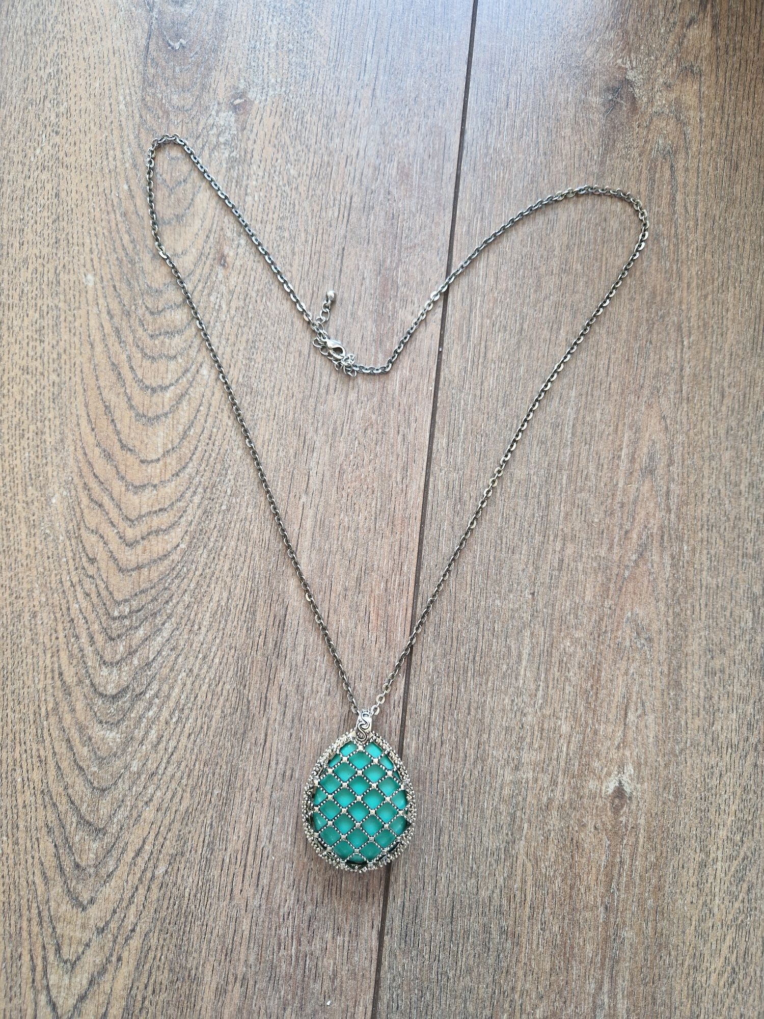 Colar com pingente verde comprido