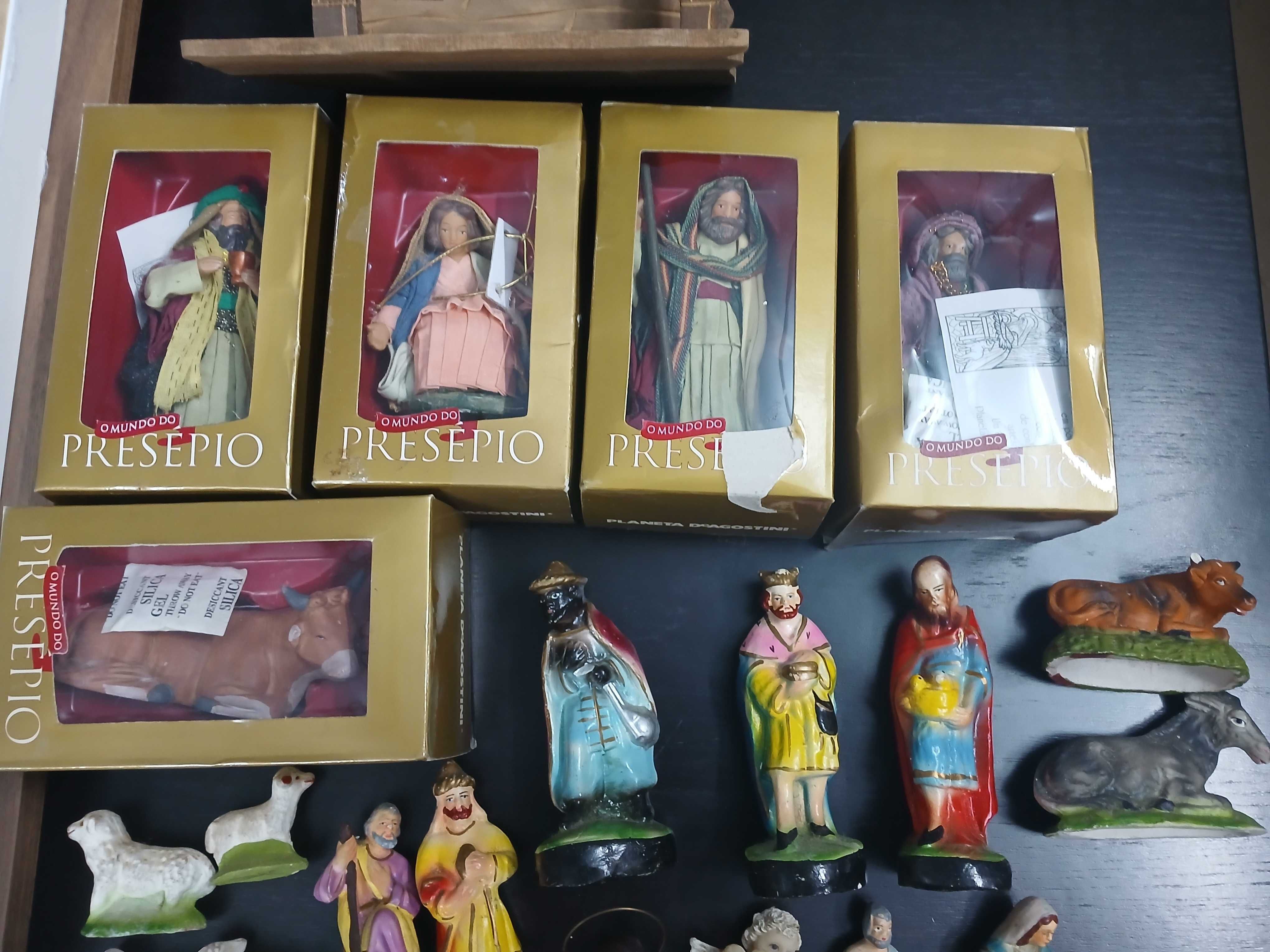 Lote de Figuras de Presépio, em louça e madeira (25 peças)