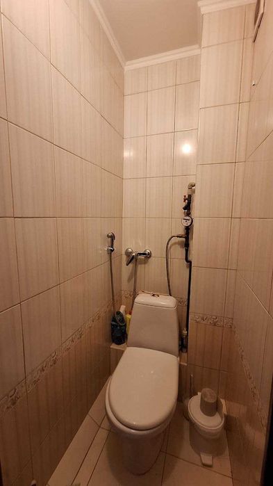 Продається трикімнатна квартира по вул. Білозіра