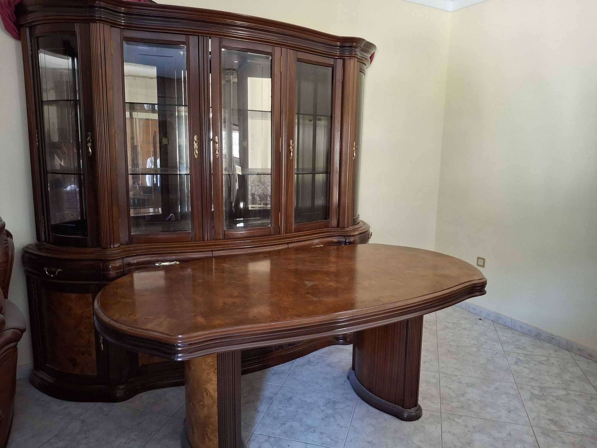 Conjunto de Mesa e 6 Cadeiras.