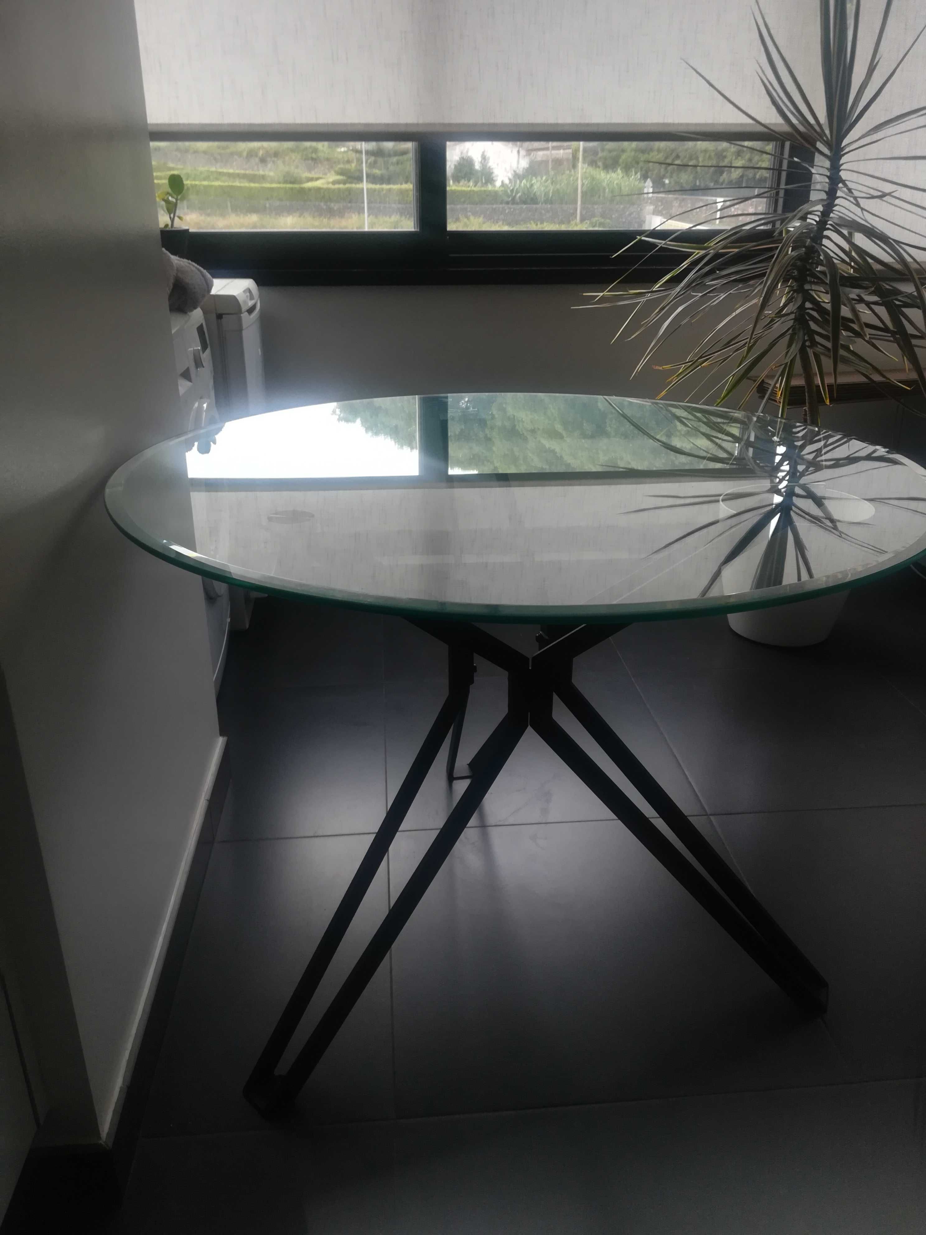 Mesa nova, com tampo de vidro e pés em ferro preto(1m de diâmetro)