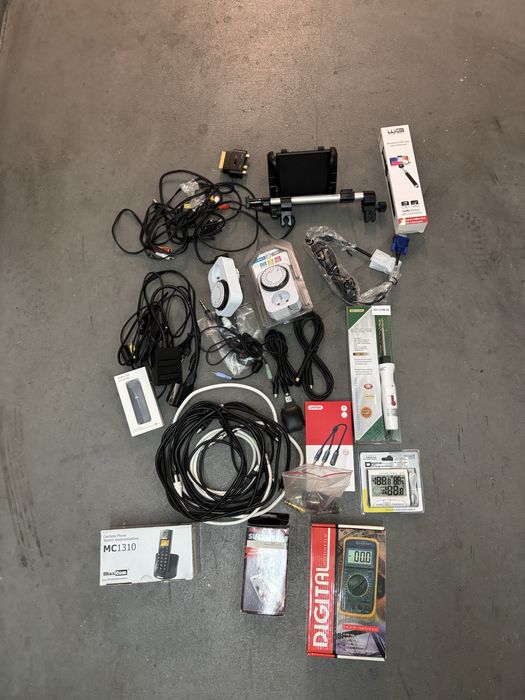 Zestaw elektroniki – pudełko pełne akcesoriów