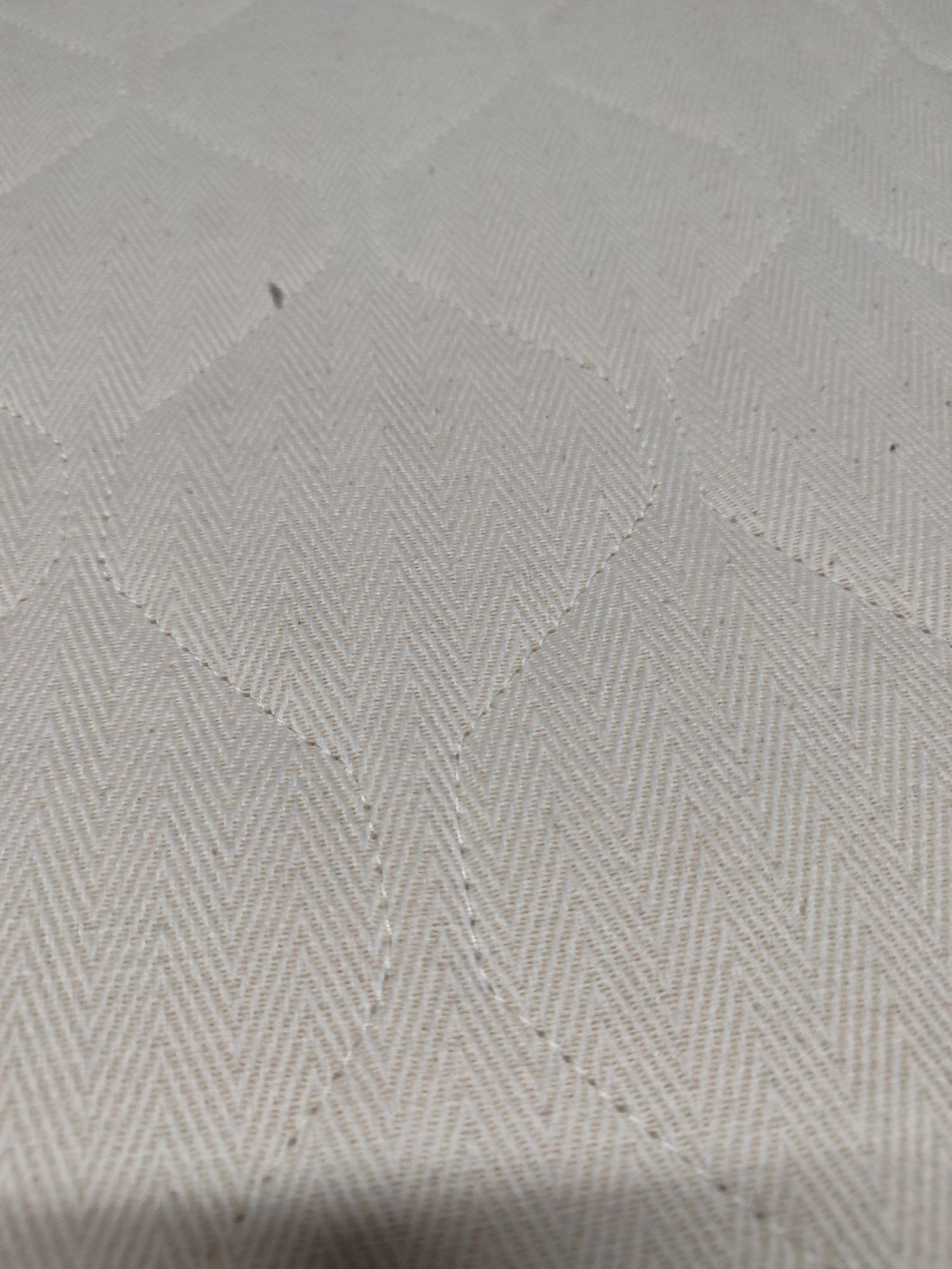 Estrado de cama metálico com colchão.