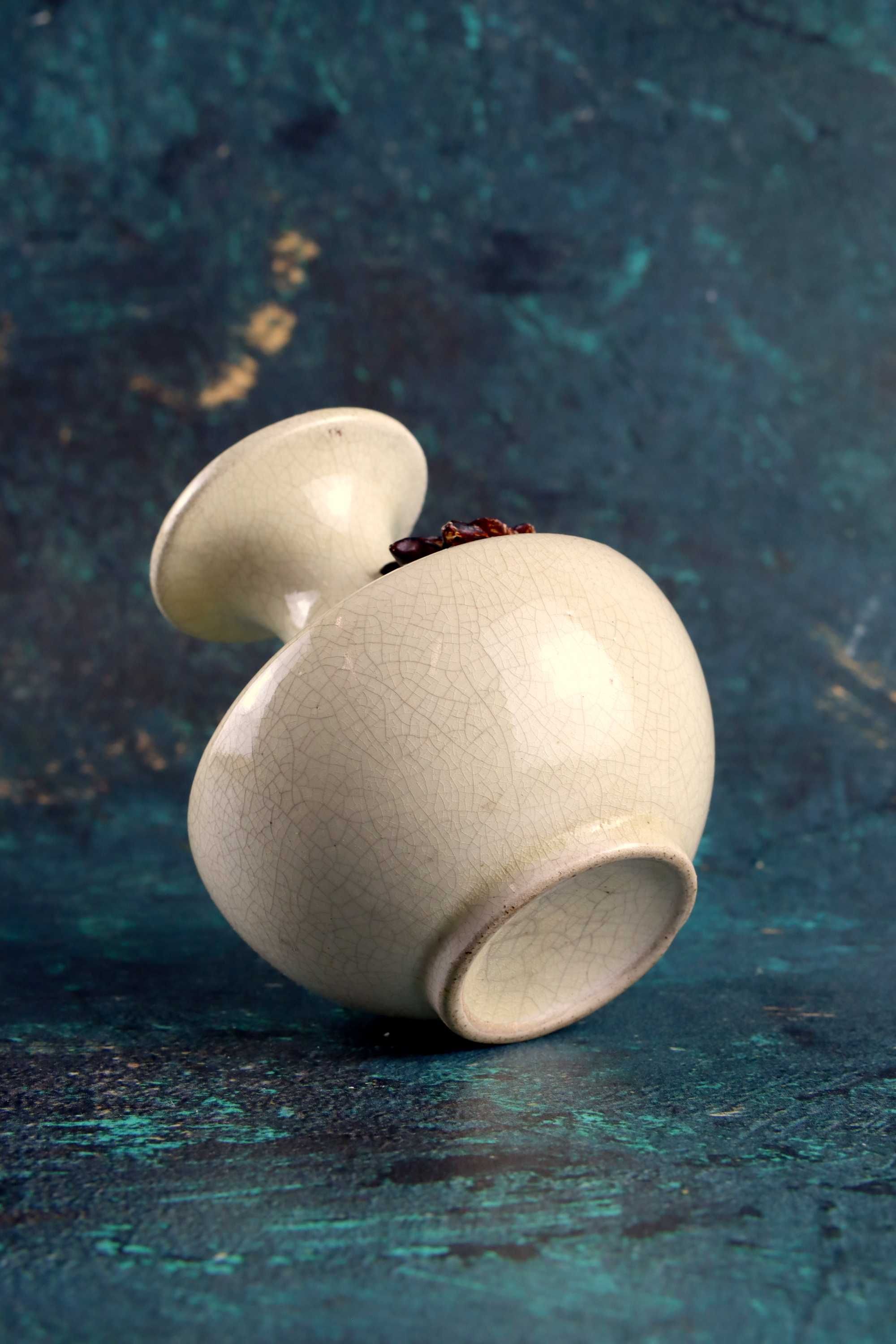 Ceramiczny wazonik z brązowymi kwiatkami ceramika prl vintage wazon